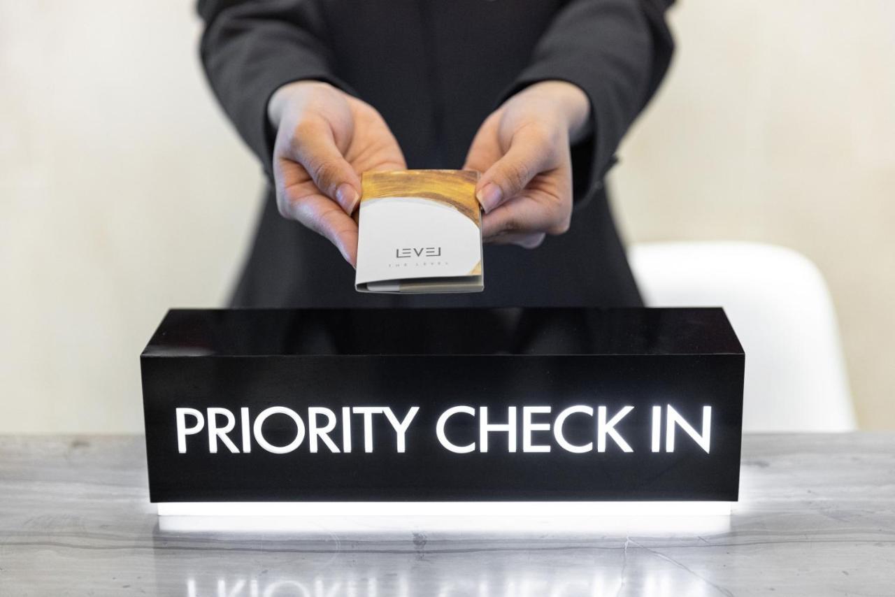 Melia Vinpearl Hue Hotel Luaran gambar Priority check-in at an airport