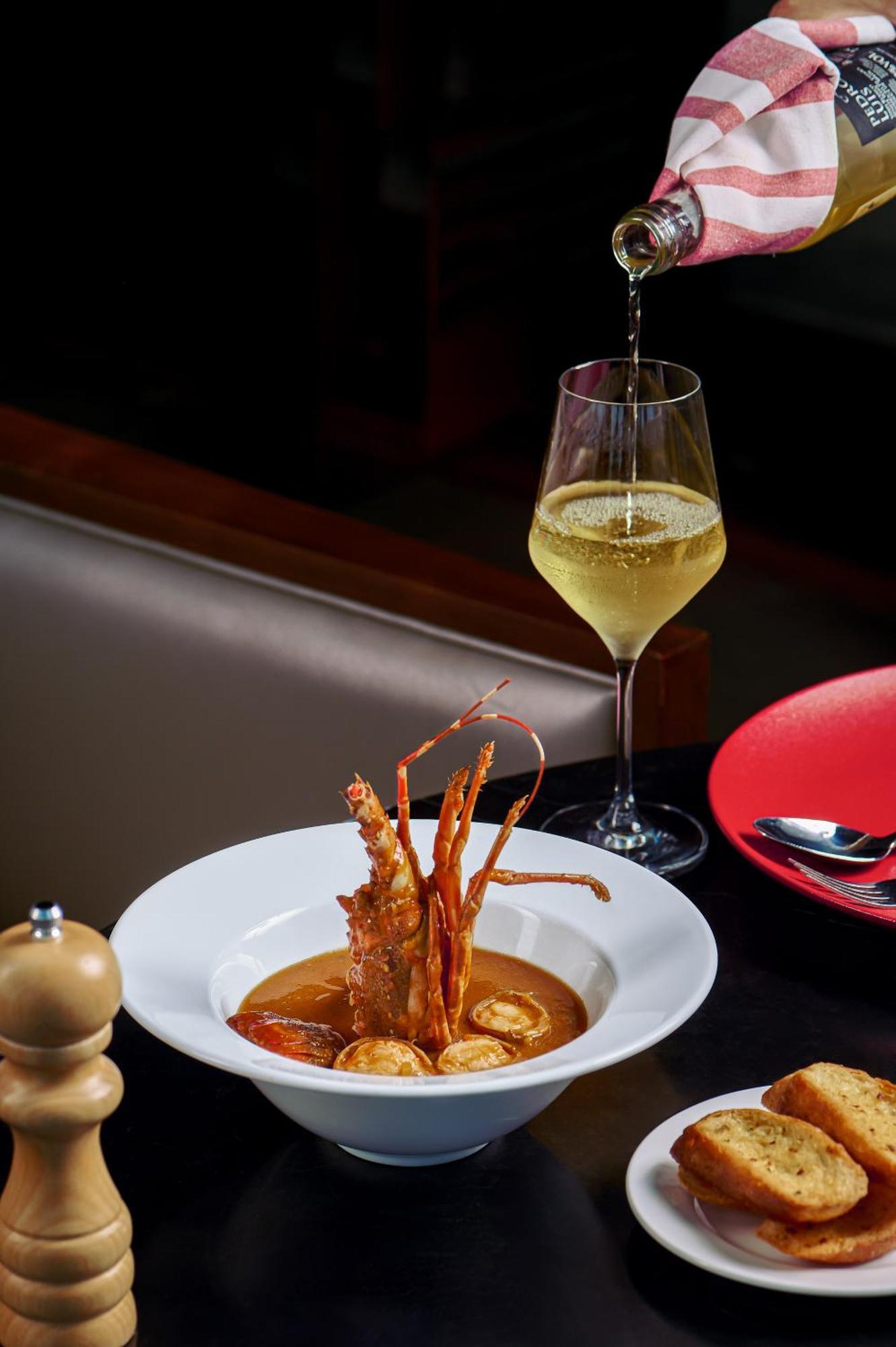 Melia Vinpearl Hue Hotel Luaran gambar A glass of sparkling wine