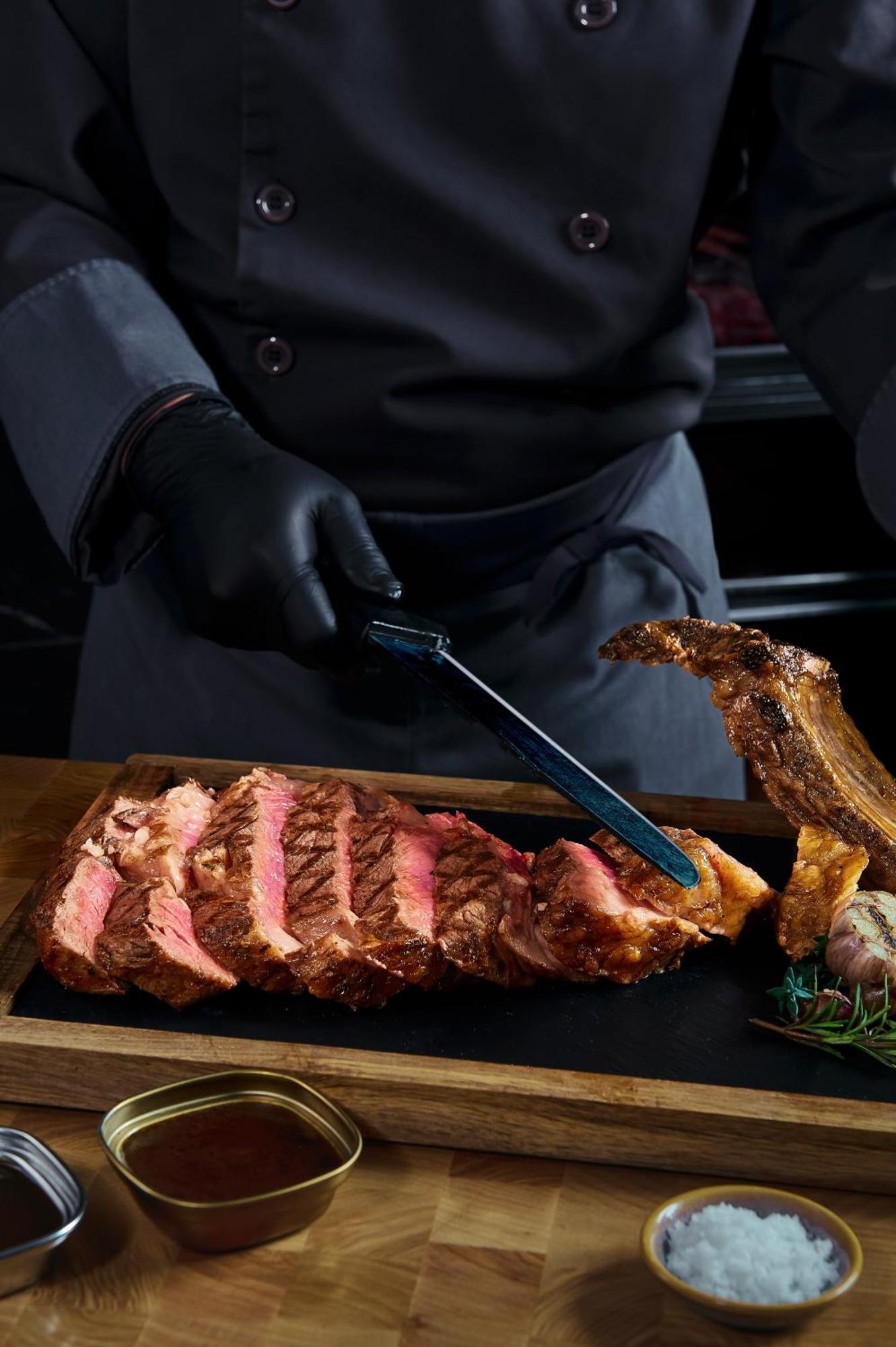 Melia Vinpearl Hue Hotel Luaran gambar A chef slicing a steak