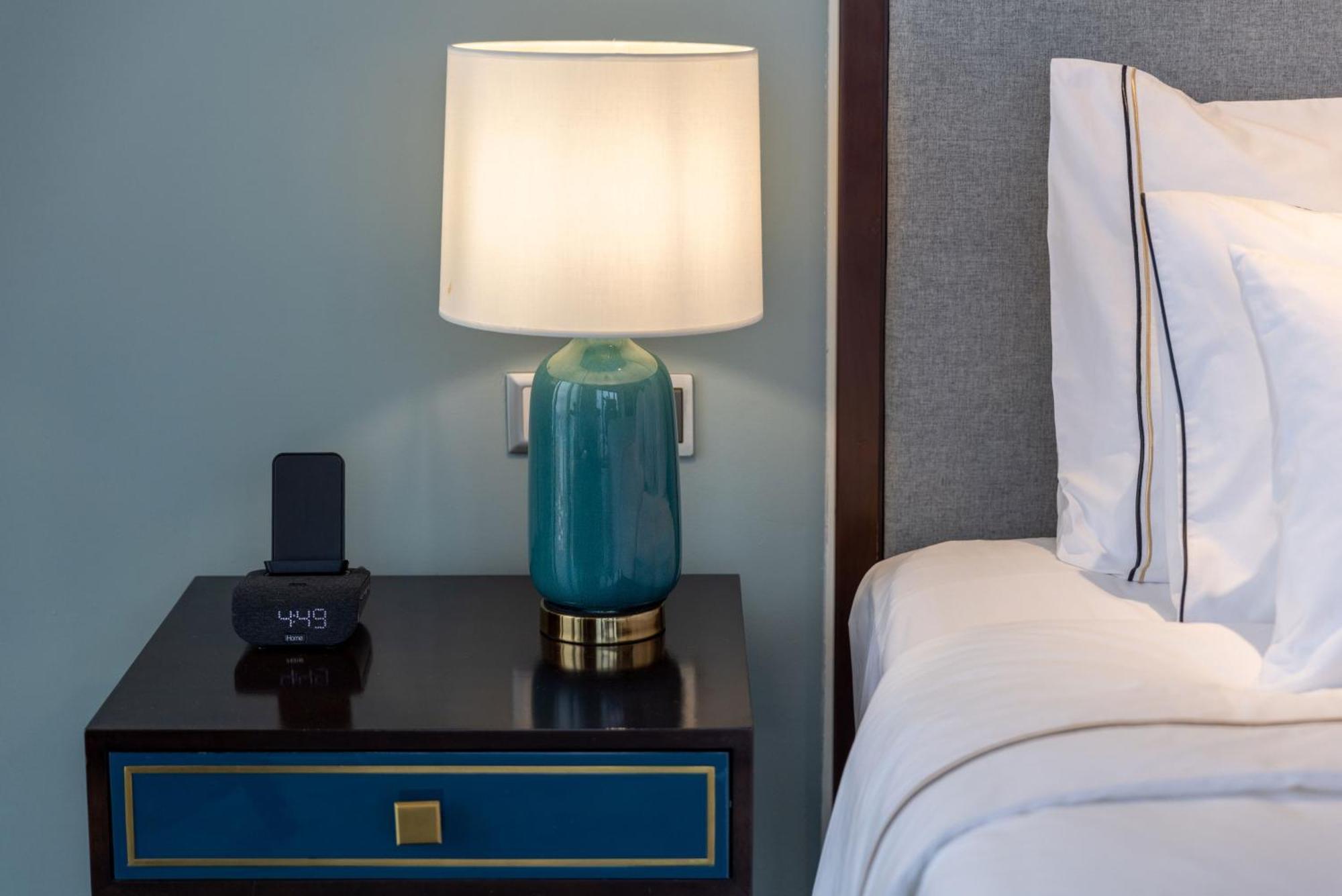 Melia Vinpearl Hue Hotel Bilik gambar A bedside lamp