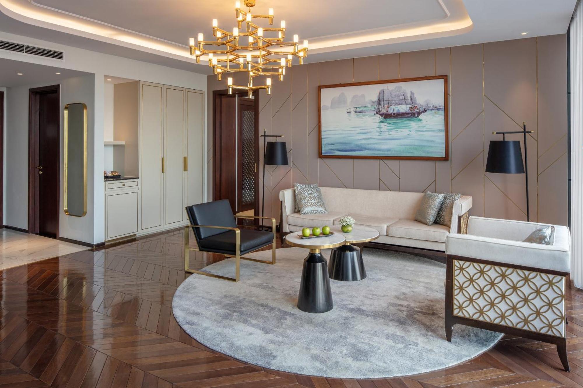 Melia Vinpearl Hue Hotel Bilik gambar A living room in a suite at the Ritz-Carlton, DIFC