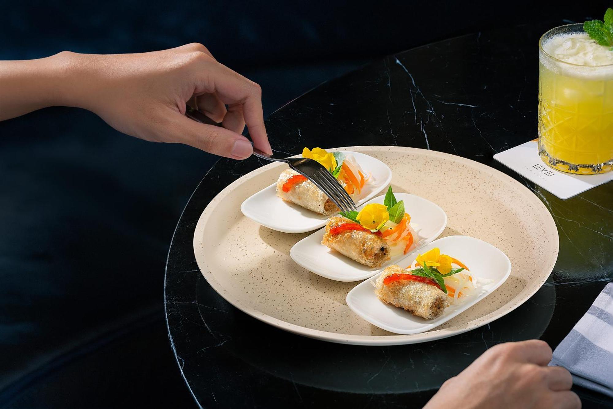 Melia Vinpearl Hue Hotel Luaran gambar A server cutting into a piece of dim sum