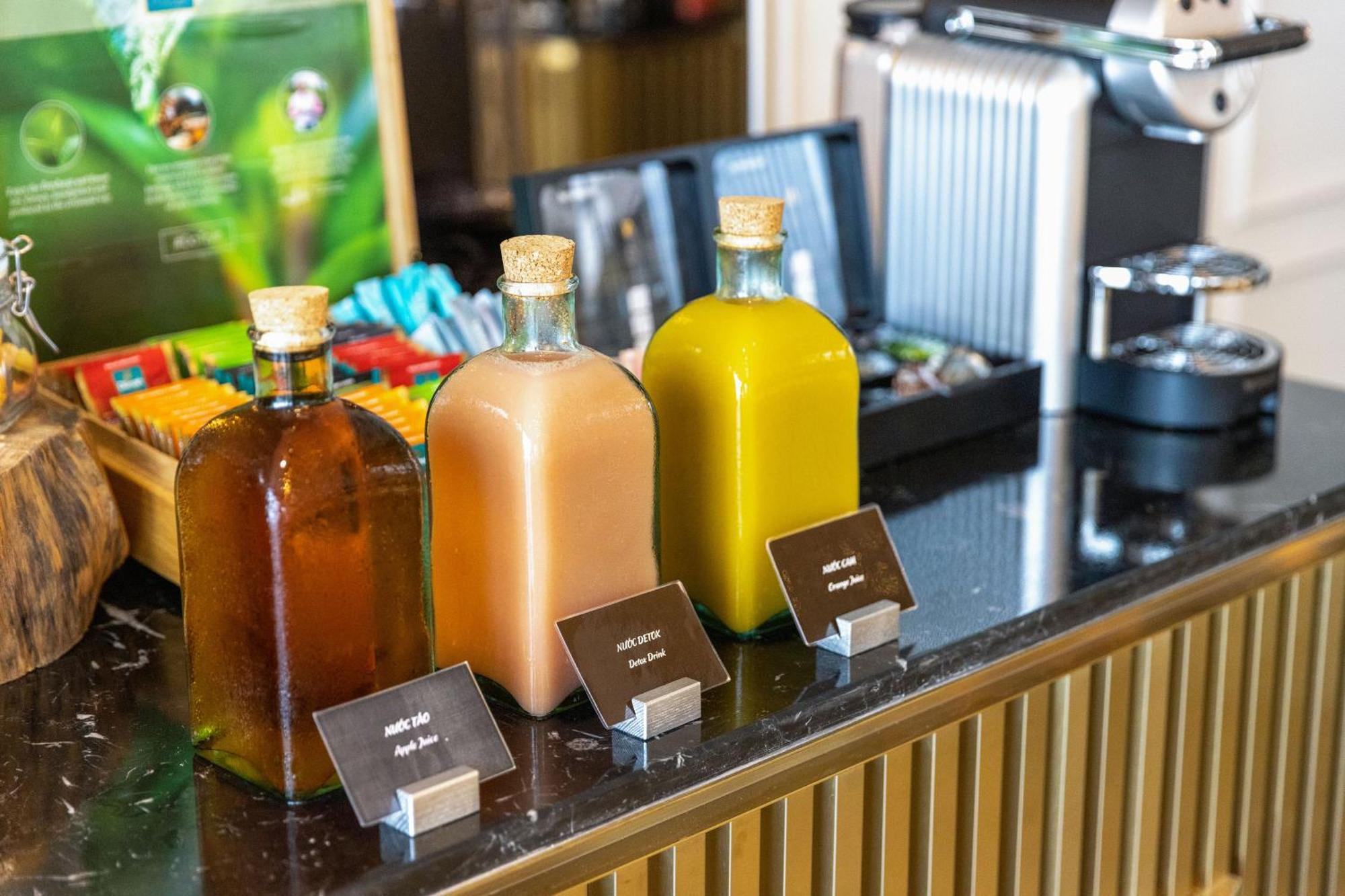 Melia Vinpearl Hue Hotel Luaran gambar Bottles of fruit juice