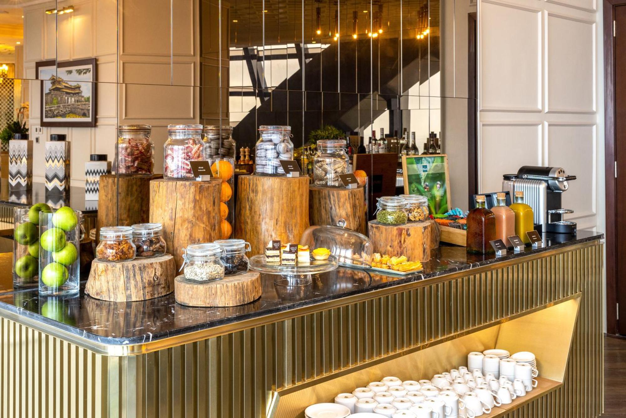 Melia Vinpearl Hue Hotel Luaran gambar The coffee bar at the hotel