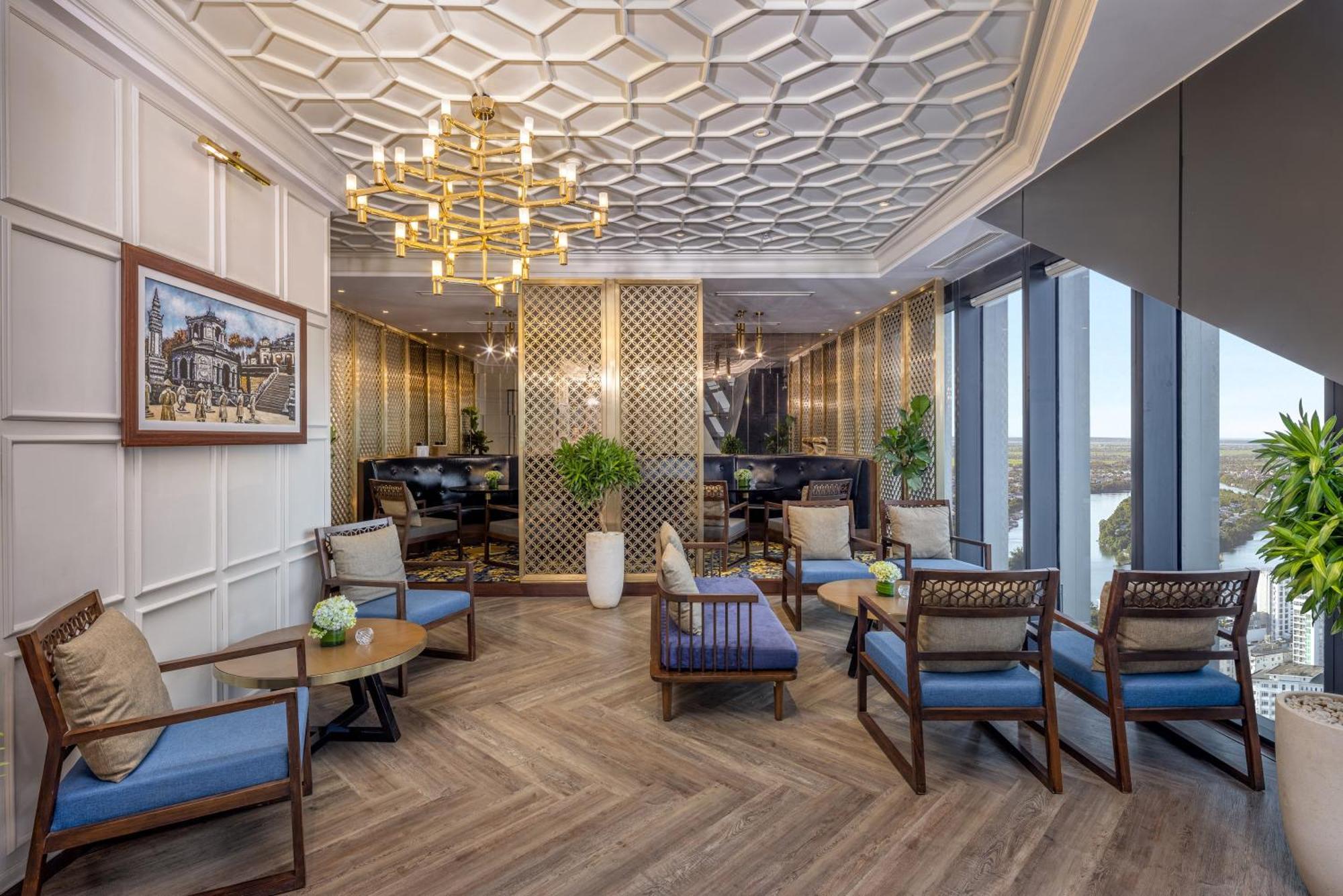 Melia Vinpearl Hue Hotel Luaran gambar The Club at The Royal
