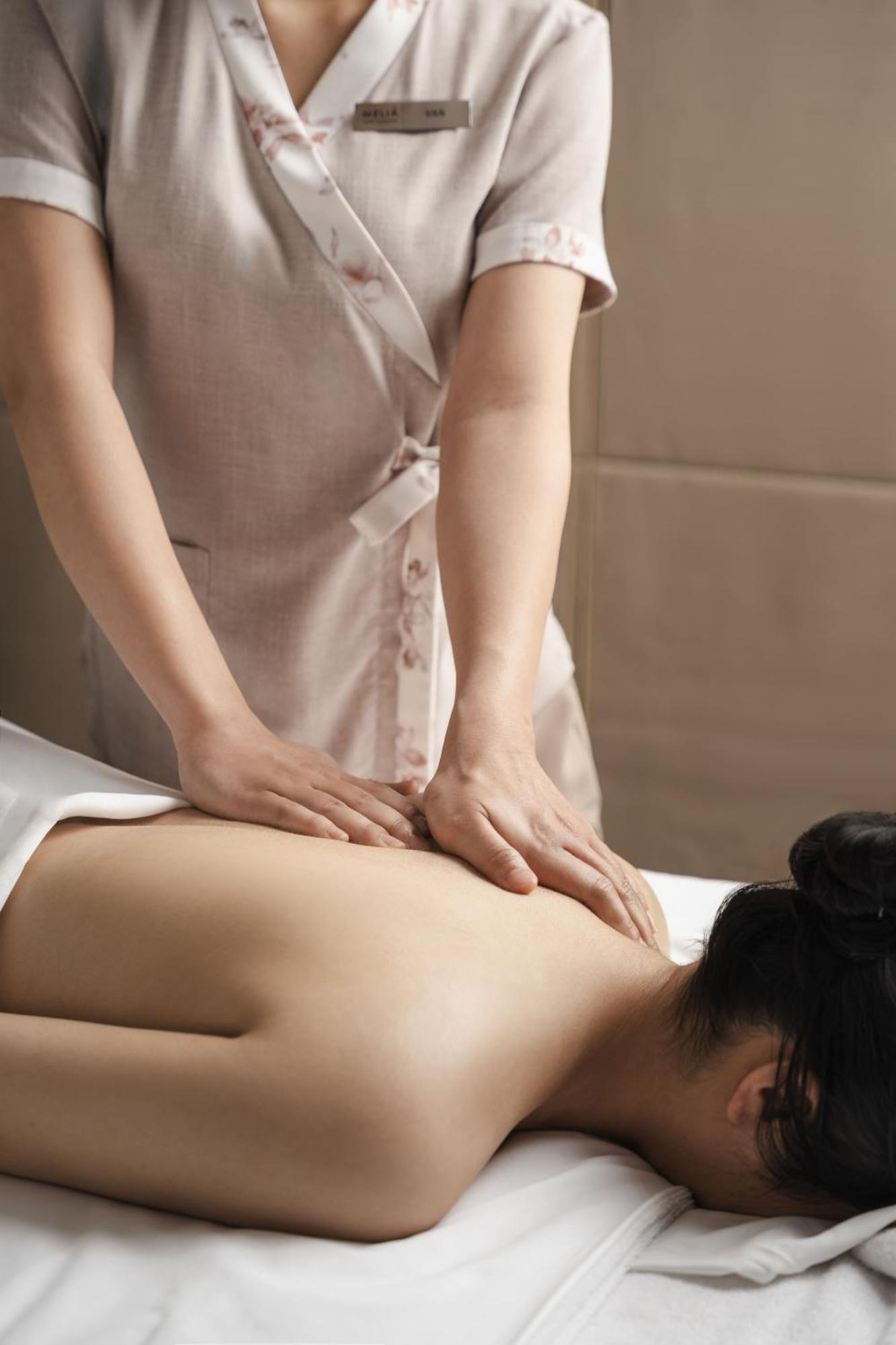 Melia Vinpearl Hue Hotel Luaran gambar A massage therapist working on a patient's back