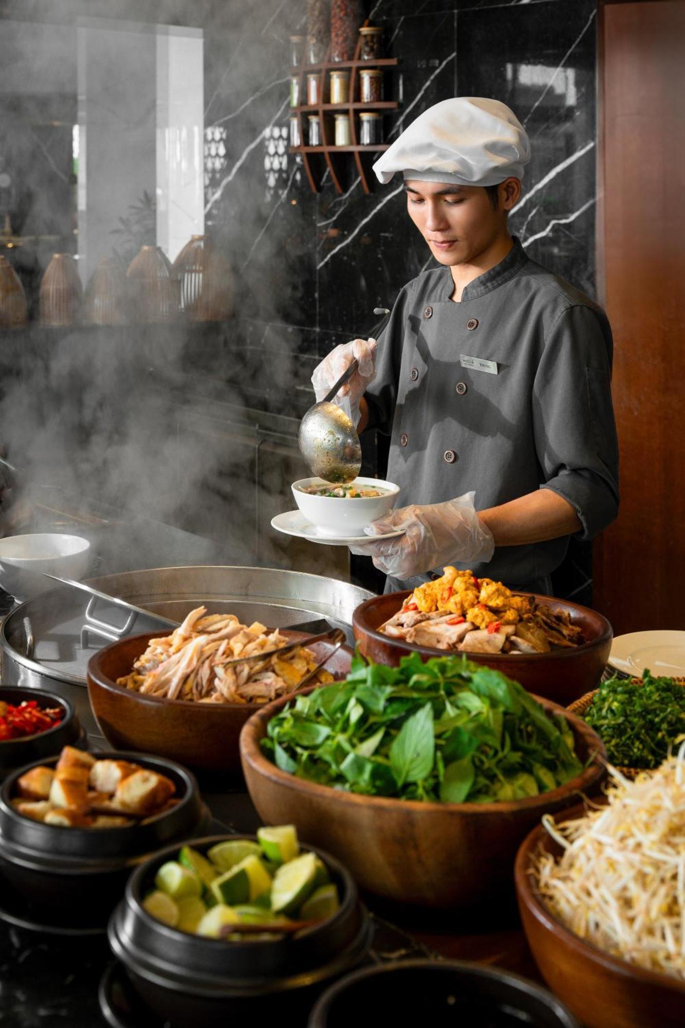 Melia Vinpearl Hue Hotel Luaran gambar A chef preparing food
