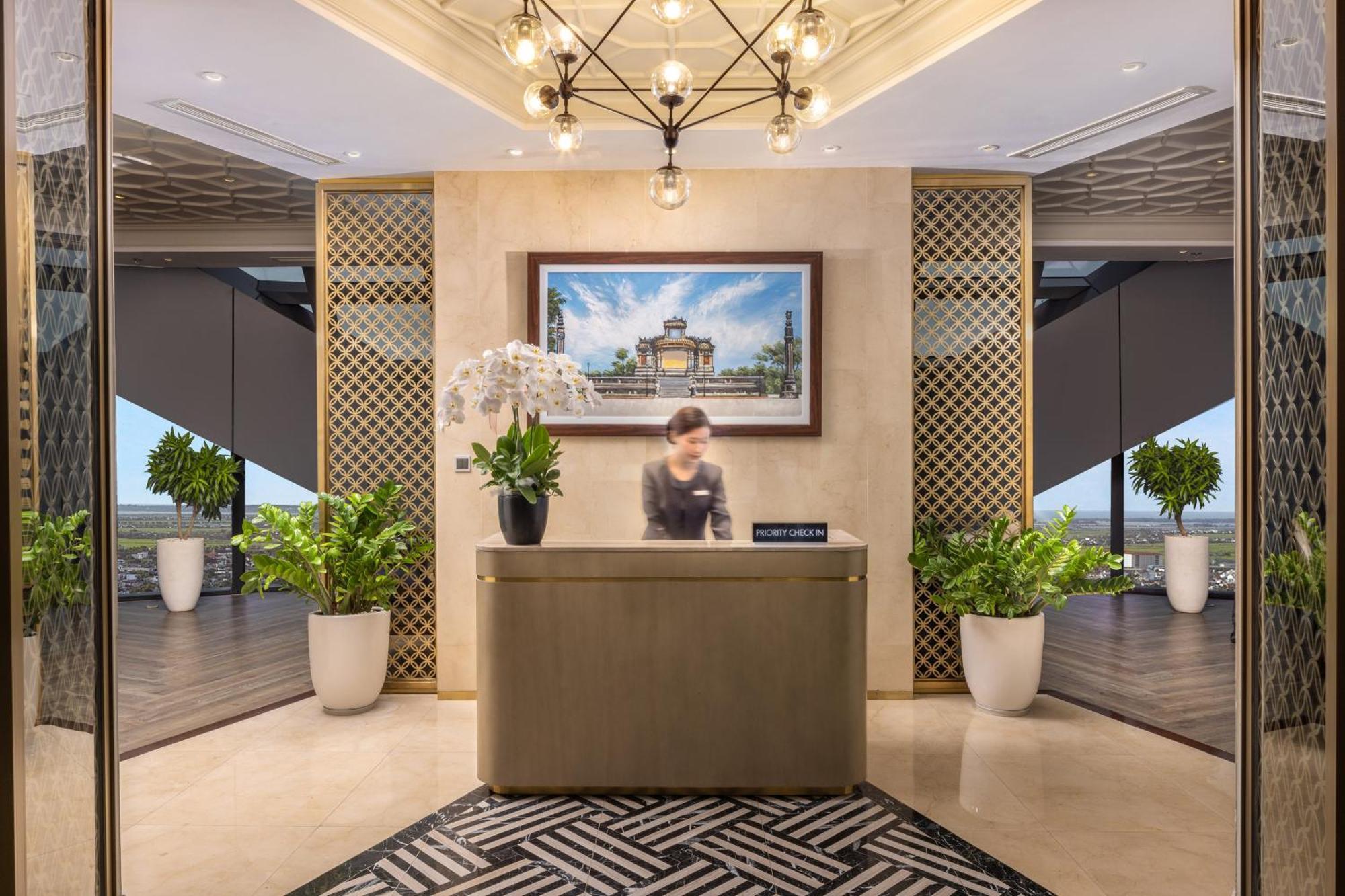 Melia Vinpearl Hue Hotel Luaran gambar Reception at the 137 Pillars Hotel
